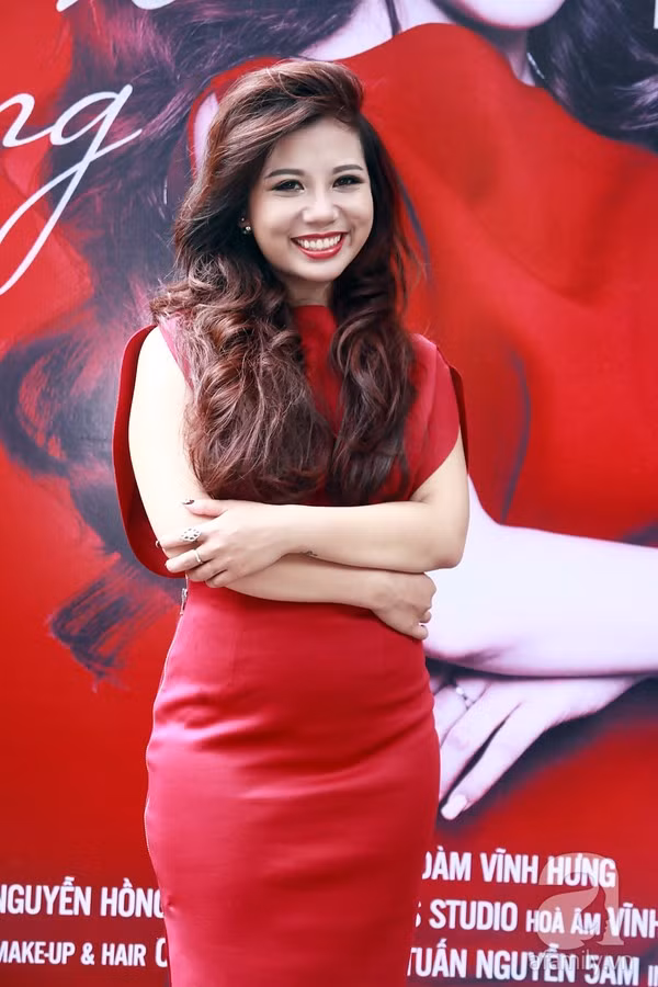 Trang Trần "bế" bụng bầu dự sự kiện