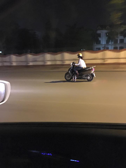 Những kiểu cho con đi xe máy nguy hiểm của bố mẹ ảnh 7 Những kiểu cho con đi xe máy nguy hiểm của bố mẹ ảnh 7