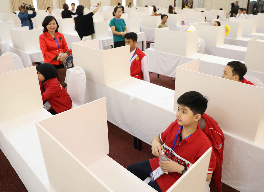 Các thí sinh làm bài thi. Các thí sinh làm bài thi.