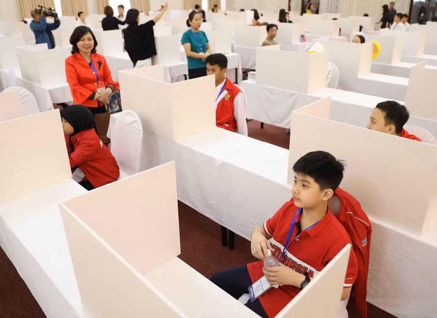 Các thí sinh làm bài thi. Các thí sinh làm bài thi.