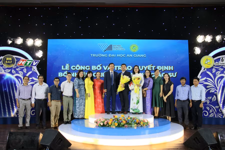 Đại biểu, đồng nghiệp tặng hoa và chụp hình lưu niệm chúc mừng các tân Phó Giáo sư.