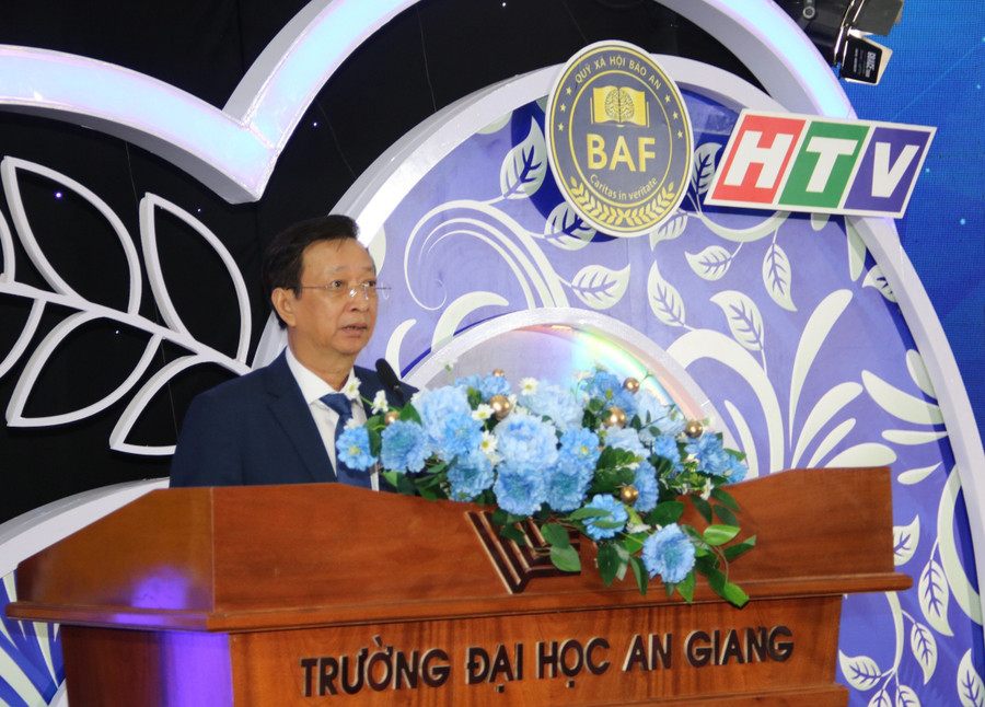 PGS.TS Võ Văn Thắng, Hiệu trưởng Trường ĐH An Giang phát biểu chúc mừng 2 tân Phó Giáo sư. PGS.TS Võ Văn Thắng, Hiệu trưởng Trường ĐH An Giang phát biểu chúc mừng 2 tân Phó Giáo sư.