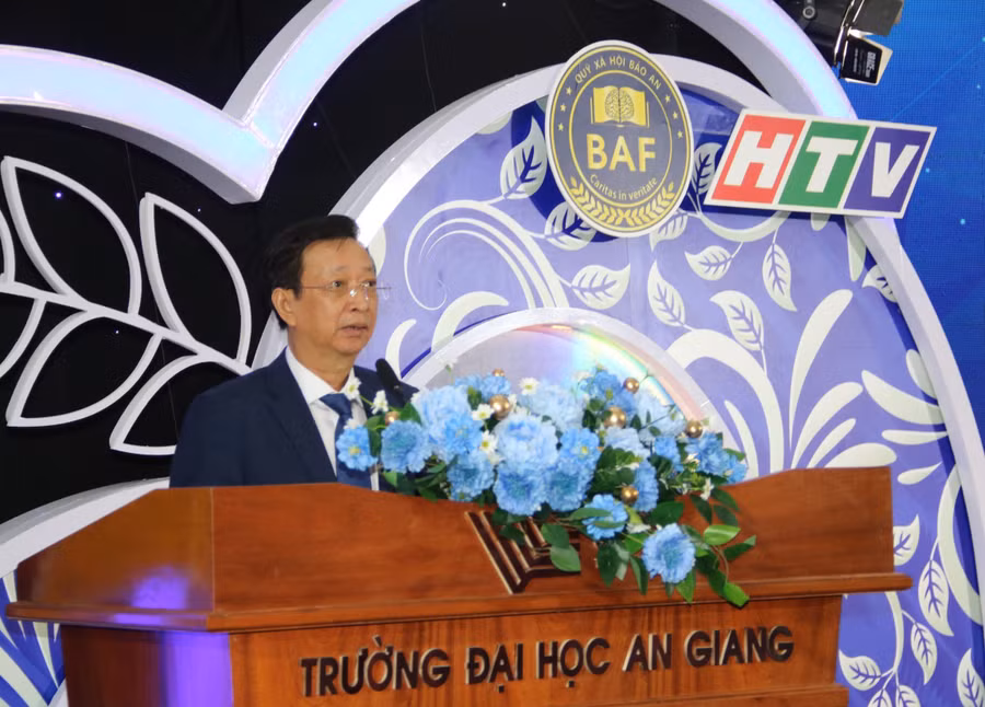 PGS.TS Võ Văn Thắng, Hiệu trưởng Trường ĐH An Giang phát biểu chúc mừng 2 tân Phó Giáo sư.