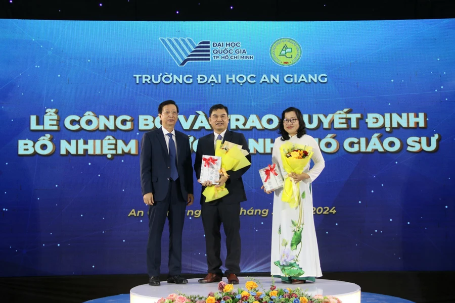 Trường Đại học An Giang công bố và trao quyết định 2 tân Phó Giáo sư.