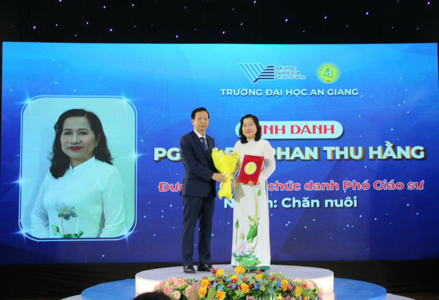 PGS.TS Võ Văn Thắng, Hiệu trưởng Trường ĐH An Giang trao quyết định bổ nhiệm chức danh Phó Giáo sư PGS.TS Võ Văn Thắng, Hiệu trưởng Trường ĐH An Giang trao quyết định bổ nhiệm chức danh Phó Giáo sư