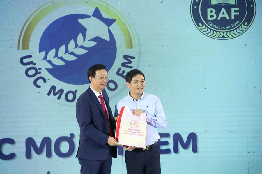 PGS.TS Võ Văn Thắng - Hiệu trưởng Trường ĐH An Giang tặng quà cảm ơn Chương trình. PGS.TS Võ Văn Thắng - Hiệu trưởng Trường ĐH An Giang tặng quà cảm ơn Chương trình.