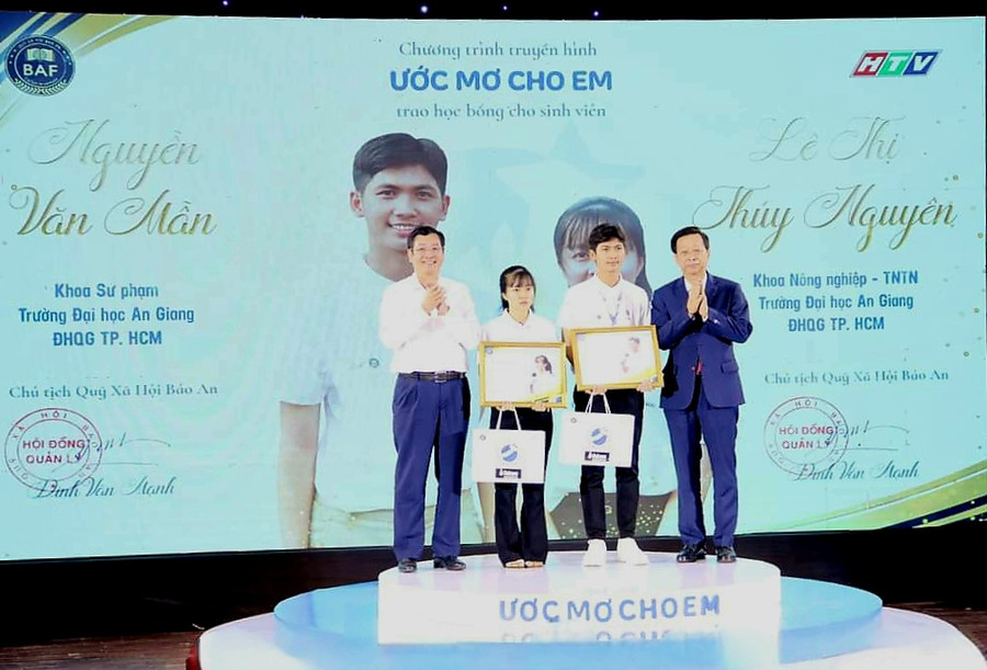 Trao học bổng cho sinh viên Lê Thị Thúy Nguyên và Nguyễn Văn Mẫn. Trao học bổng cho sinh viên Lê Thị Thúy Nguyên và Nguyễn Văn Mẫn.