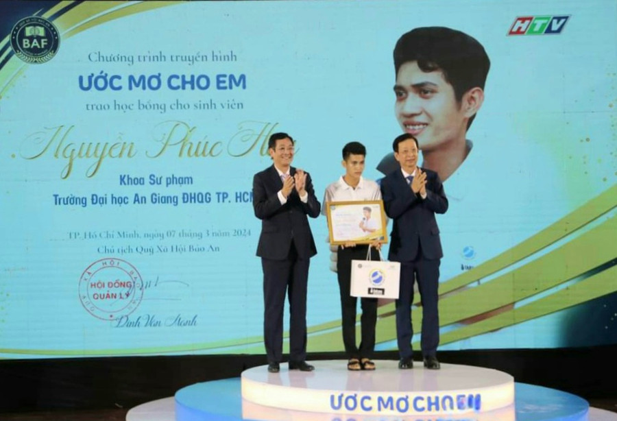 Trao học bổng trị giá 80 triệu đồng cho sinh viên Nguyễn Phúc Hậu. Trao học bổng trị giá 80 triệu đồng cho sinh viên Nguyễn Phúc Hậu.