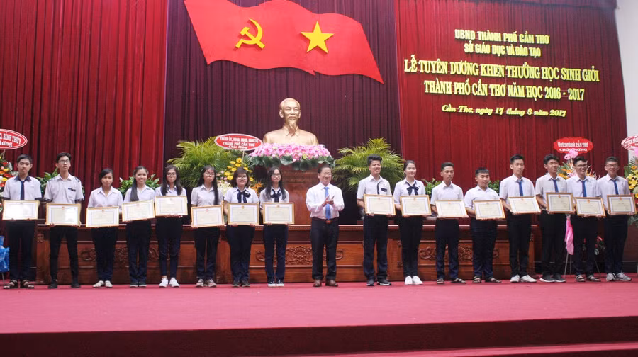 Tặng bằng khen cho HS có điểm cao, đỗ vào các trường ĐH trong Kỳ thi THPT quốc gia