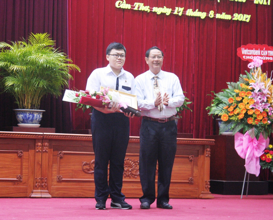 Ông Lê Văn Tâm - Phó Chủ tịch Thường trực UBND TP Cần Thơ tặng bằng khen cho em Nguyễn Diệp Xuân Quang - đạt Huy chương bạc Kỳ thi Olympic Tin học Châu Á Thái Bình Dương