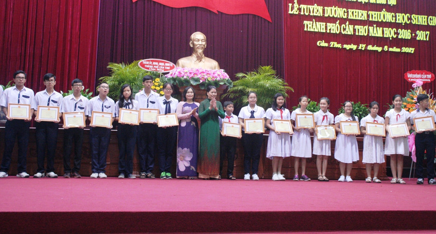 Khen thưởng HS đạt thành tích cao trong các kỳ thi HS giỏi cấp quốc gia