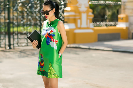 Fashionista Sài Gòn du xuân với váy áo họa tiết gà trống - Ảnh 10 Fashionista Sai Gon du xuan voi vay ao hoa tiet ga trong - Anh 10