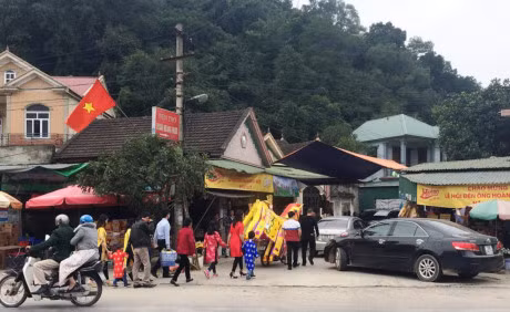 Ha Tinh: Den Cho Cui dong nghit nguoi, vang ma dot nghi ngut - Anh 3