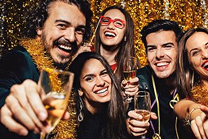 Lý do chúng ta nâng ly chúc mừng và cụng ly trước khi uống rượu