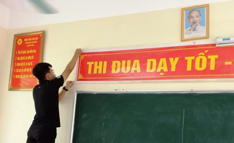 Thầy Chung Trường Thành – Hiệu trưởng Trường Tiểu học Na Mèo (Quan Sơn, Thanh Hóa) đi kiểm tra tại điểm lẻ ở bản Cha Khót. Ảnh: TG