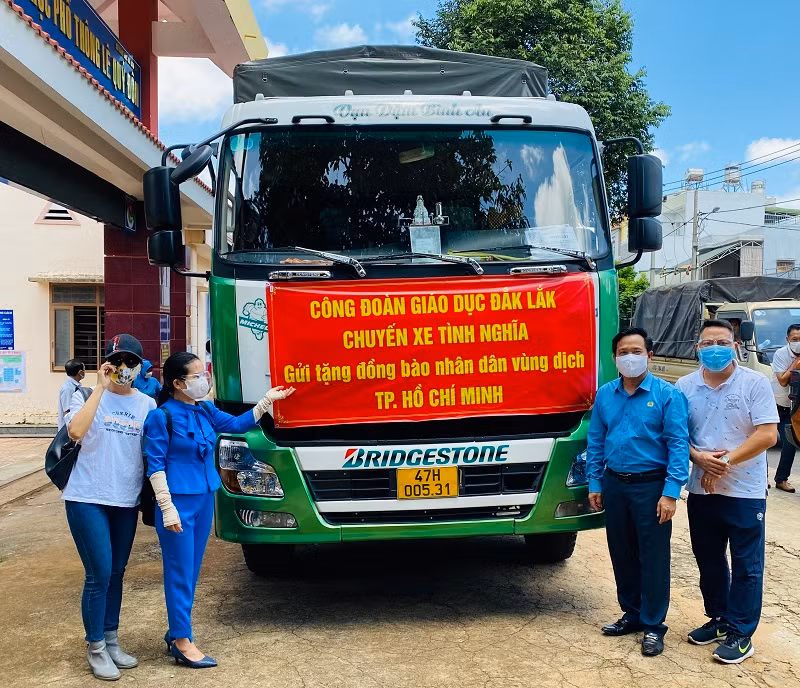 Chuyến xe mang theo nghĩa tình của giáo viên Đắk Lắk đến với bà con vùng tâm dịch Covid-19.
