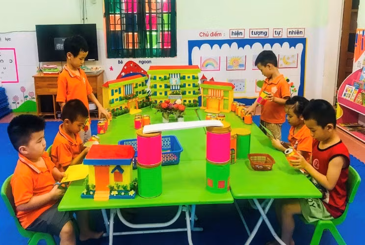 Giờ học của trẻ mầm non 5 tuổi Trường Mầm non Hưng Dũng I, TP Vinh. (Ảnh chụp thời điểm chưa giãn cách vì Covid-19).