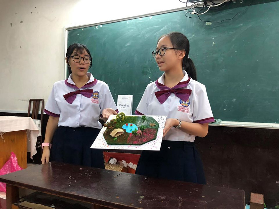 Học sinh thích thú với bài kiểm tra một tiết “độc lạ“