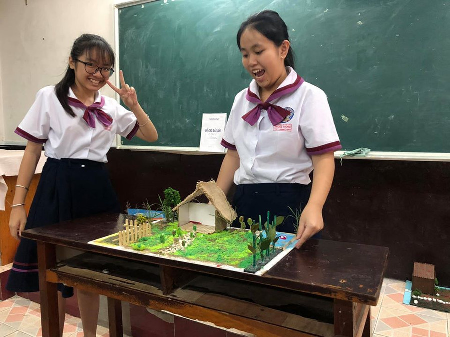 Học sinh đang thuyết trình với "bài làm" của nhóm Học sinh đang thuyết trình với "bài làm" của nhóm