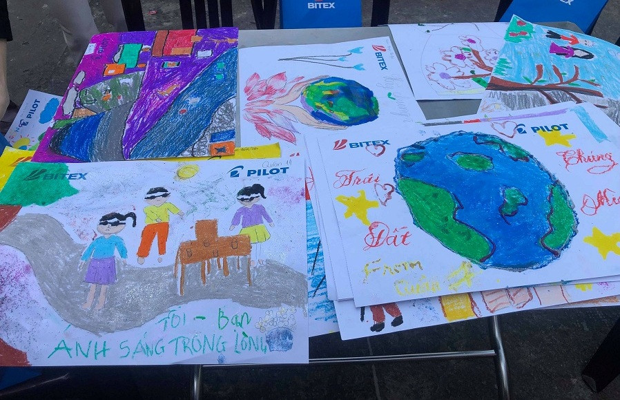 Những bức tranh cổ động được các em hoàn thành rất nhanh