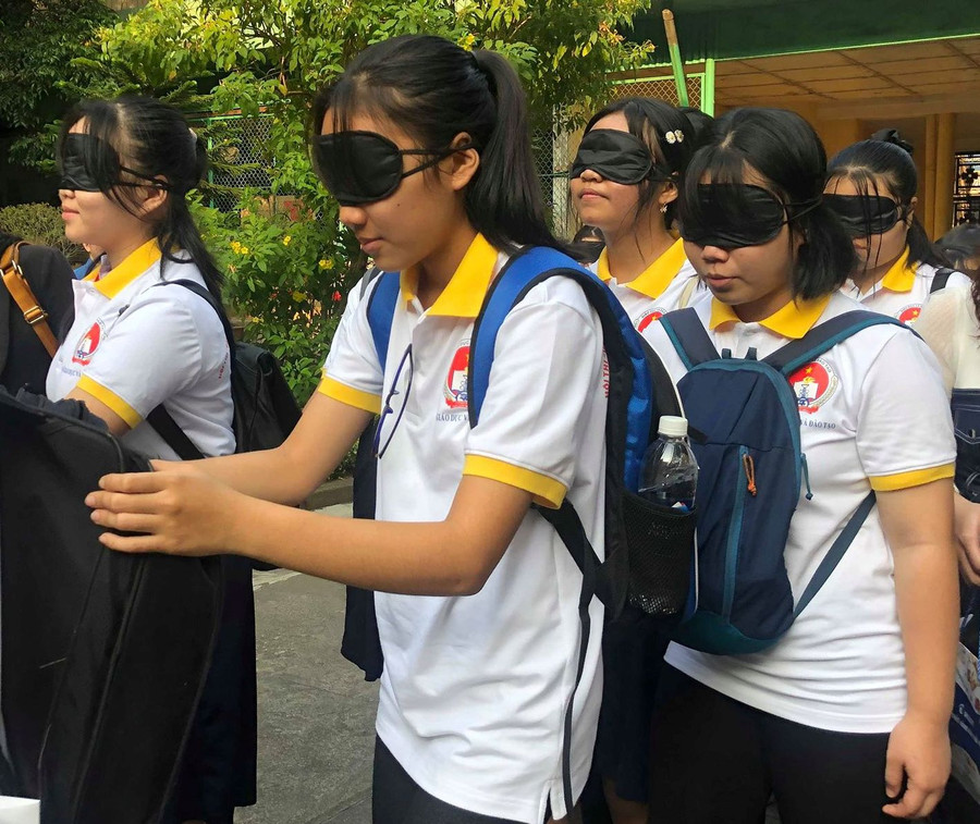 Thử vào vai là một học sinh khiếm thị để di chuyển đến bàn ăn