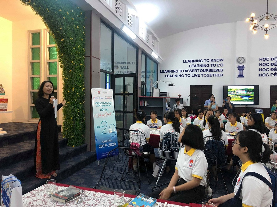 Học sinh được các thành viên ban tổ chức hướng dẫn tham gia các trải nghiệm