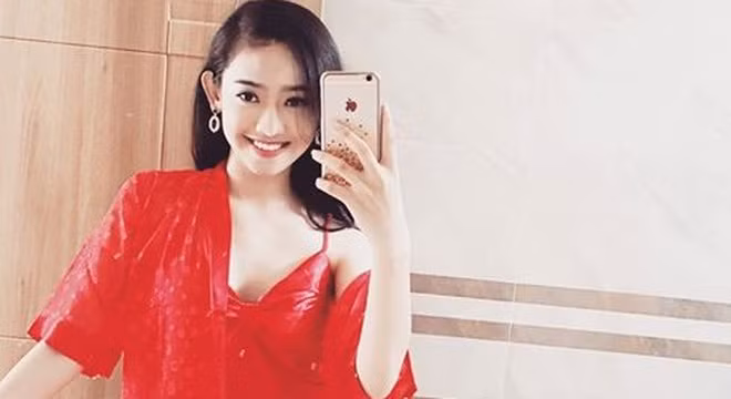 Hot girl Thúy Vi lên tiếng việc khoe tài khoản gần 2 tỷ