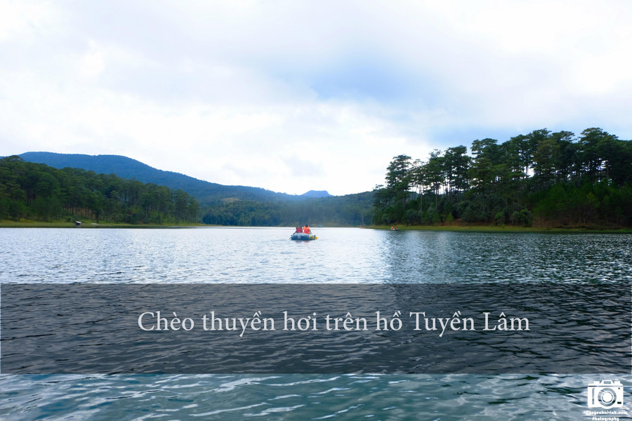 Từ trung tâm thành phố, các bạn đi theo đường Triệu Việt Vương ngay chỗ dinh III hướng về hồ Tuyền Lâm, trên đường đi bên phải sẽ thấy bảng chỉ dẫn vào khu du lịch Đường hầm đất sét, qua khỏi khu du lịch một chút bên trái là bến thuyền. Chèo thuyền phao trên hồ là trải nghiệm tuyệt vời. Từ trung tâm thành phố, các bạn đi theo đường Triệu Việt Vương ngay chỗ dinh III hướng về hồ Tuyền Lâm, trên đường đi bên phải sẽ thấy bảng chỉ dẫn vào khu du lịch Đường hầm đất sét, qua khỏi khu du lịch một chút bên trái là bến thuyền. Chèo thuyền phao trên hồ là trải nghiệm tuyệt vời.