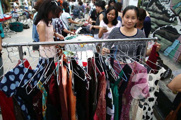 Khách đến mua hàng cũng tranh thủ chụp ảnh “tự sướng” bên những gian hàng đồ cũ.