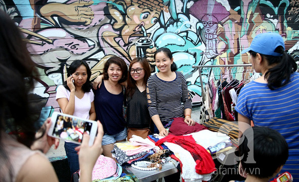 Khách đến mua hàng cũng tranh thủ chụp ảnh “tự sướng” bên những gian hàng đồ cũ.
