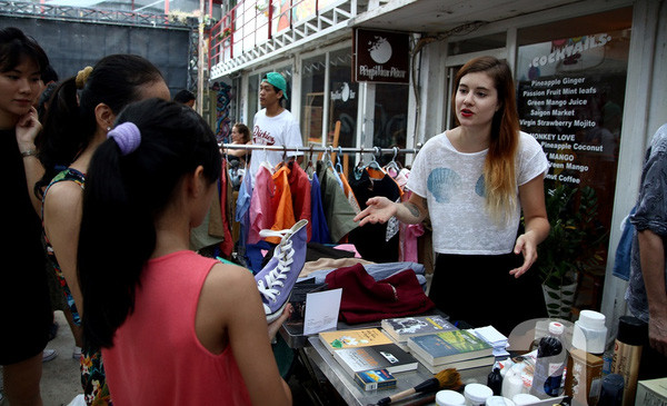 Khách đến mua hàng cũng tranh thủ chụp ảnh “tự sướng” bên những gian hàng đồ cũ.