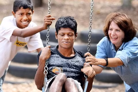 Sau 8 năm bị cha mẹ nhốt trong chuồng gà, cậu bé trở về đời thường với những tập tính khác người.