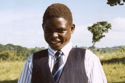 John Ssebunya được những con khỉ nhận nuôi và giạy cách sinh tồn.