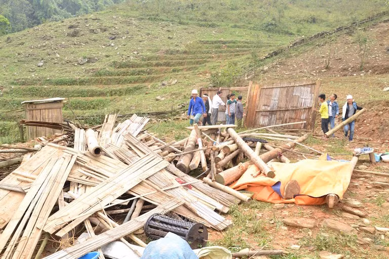 Giông lốc, mưa đá làm 1 người chết khi đang ngủ, nhiều nhà sập