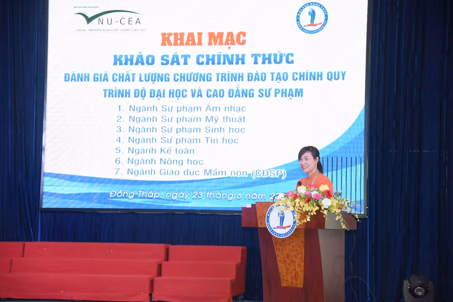 TS Tạ Thị Thu Hiền, Giám đốc Trung tâm Kiểm định chất lượng GD - ĐHQG Hà Nội phát biểu tại lễ khai mạc.