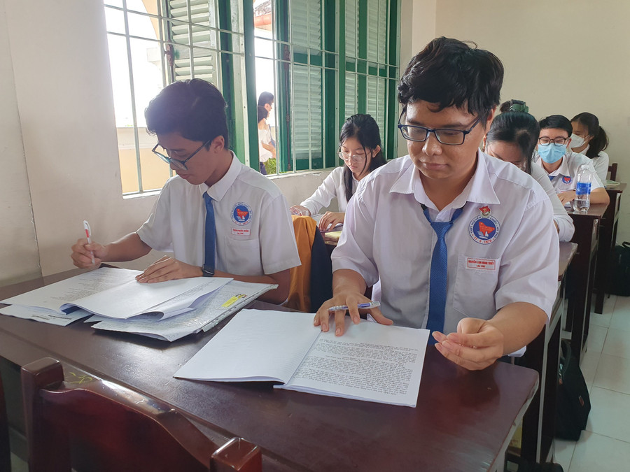 Học sinh lớp 12 Trường THPT Nguyễn Đình Chiểu (Tiền Giang) trong giờ ôn thi. Học sinh lớp 12 Trường THPT Nguyễn Đình Chiểu (Tiền Giang) trong giờ ôn thi.