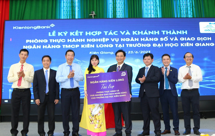 TS Nguyễn Tuấn Khanh - Bí thư Đảng ủy, Hiệu trưởng Trường ĐH Kiên Giang nhận bảng tài trợ Phòng thực hành nghiệp vụ ngân hàng của Ngân hàng Kiên Long.