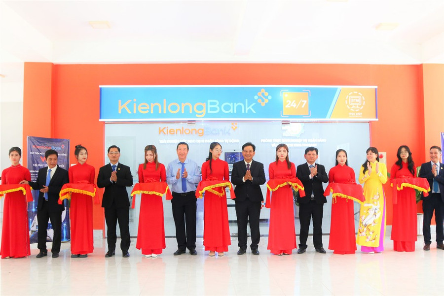 Đại diện Trường ĐH Kiên Giang và Ngân hàng Kiên Long cắt băng khánh thành Phòng thực hành nghiệp vụ ngân hàng.