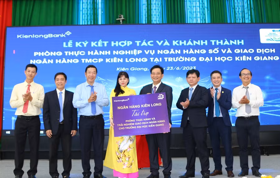 TS Nguyễn Tuấn Khanh - Bí thư Đảng ủy, Hiệu trưởng Trường ĐH Kiên Giang nhận bảng tài trợ Phòng thực hành nghiệp vụ ngân hàng của Ngân hàng Kiên Long.