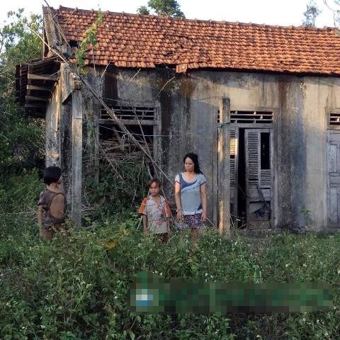 Người mẹ tâm thần sống với 2 con trai như người rừng trong căn nhà rách nát. người rừng