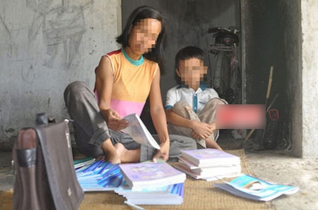 Bé trai muốn trở thành bác sỹ để chữa bệnh cho mẹ. người rừng