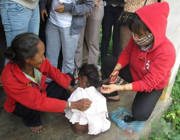 Đoàn từ thiện đưa Ni lên chùa để em được chăm sóc tốt hơn. người rừng