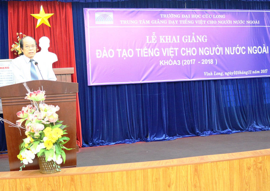 TS Nguyễn Hoa Bằng - Giám đốc TT giảng dạy tiếng Việt cho người nước ngoài phát biểu tại buổi lễ