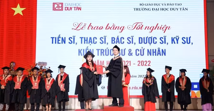 Trường Đại học Duy Tân trao bằng tốt nghiệp cho hàng nghìn sinh viên