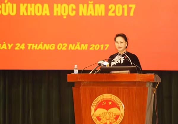 Chủ tịch Quốc hội Nguyễn Thị Kim Ngân nói chuyện với cán bộ của Học viện Chính trị Quốc gia Hồ Chí Minh. Ảnh: Báo CAND