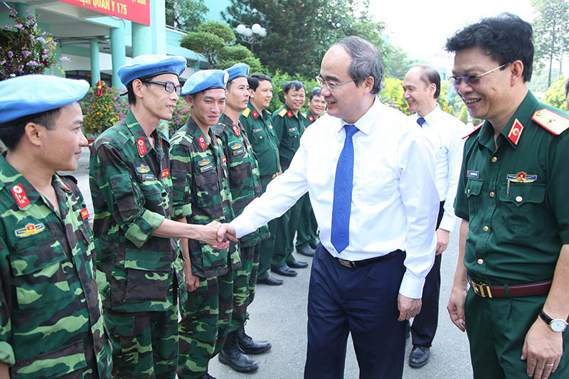 Chủ tịch Ủy ban Trung ương MTTQ Việt Nam Nguyễn Thiện Nhân và những người thầy thuốc mặc áo lính củaBệnh viện Quân y 175. Ảnh: VGP/Thành Trung