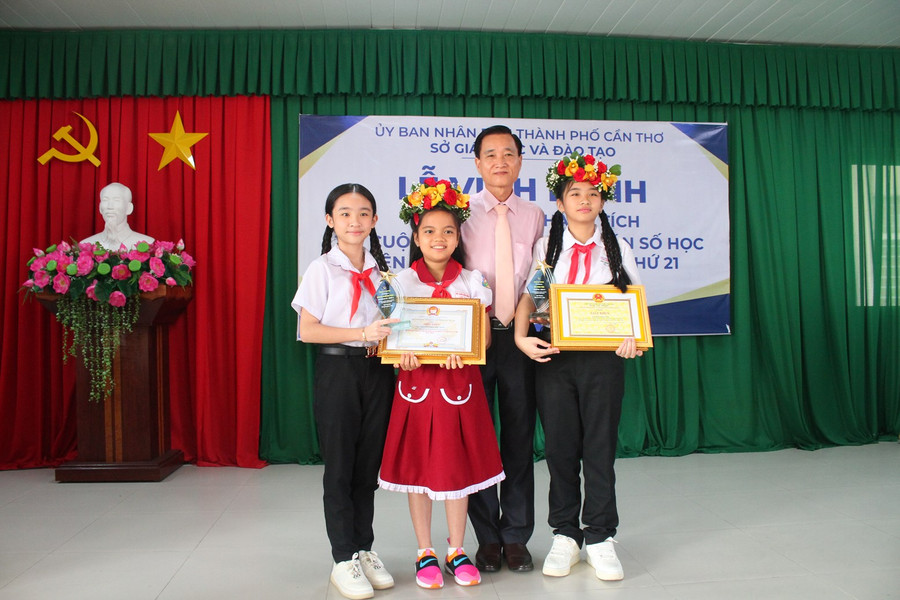 Trung tâm Toán trí tuệ - phổ thông Việt Mỹ vinh danh HS đoạt giải. Trung tâm Toán trí tuệ - phổ thông Việt Mỹ vinh danh HS đoạt giải.