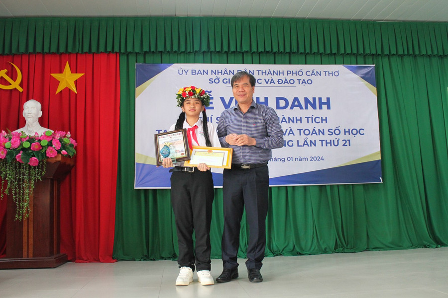 Khen thưởng, vinh danh em Bùi Thảo Tiên, HS Trường THCS Đoàn Thị Điểm (quận Ninh Kiều) đạt Quán quân. Khen thưởng, vinh danh em Bùi Thảo Tiên, HS Trường THCS Đoàn Thị Điểm (quận Ninh Kiều) đạt Quán quân.