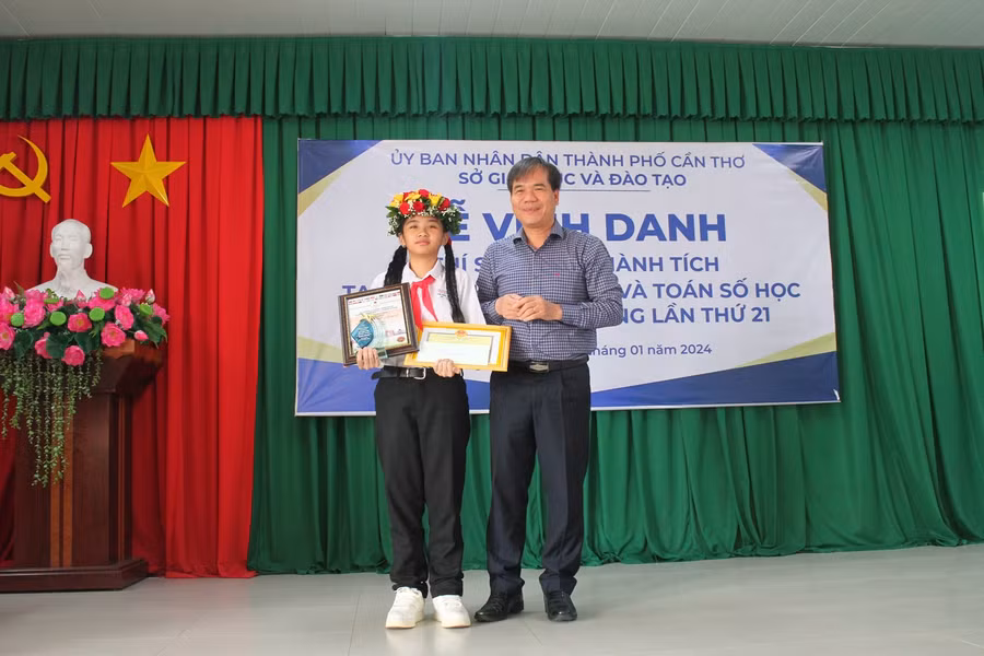 Khen thưởng, vinh danh em Bùi Thảo Tiên, HS Trường THCS Đoàn Thị Điểm (quận Ninh Kiều) đạt Quán quân.