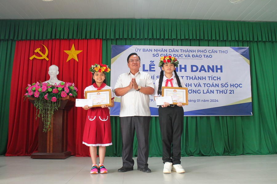 Hội khuyến học TP Cần Thơ vinh danh, khen thưởng các em HS đoạt giải. Hội khuyến học TP Cần Thơ vinh danh, khen thưởng các em HS đoạt giải.
